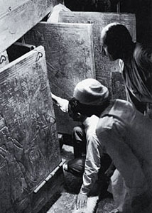 Говард Картер, Артур Каллендер и рабочий египтянин открывают дверь в сокровенную часть усыпальницы