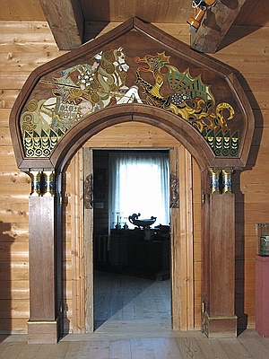 Дверь-портал с выемчатой эмалью М. К. Тенишевой «Святой Георгий Победоносец»