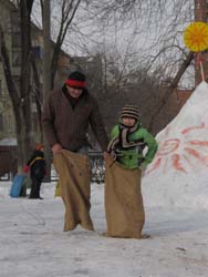 Прыжки в мешках