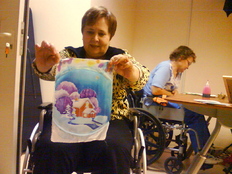 Занятие в Центре реабилитации инвалидов с нарушением опорно-двигательного аппарата «Преодоление». Подарки к Новому году в технике «батик»