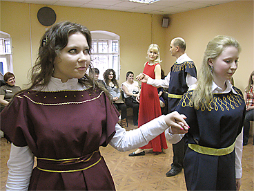 старинный средневековый танец в исполнении слушателей Школы